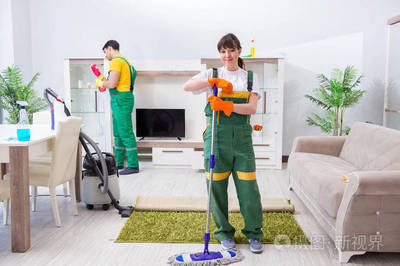 清洁专业承建商在屋内工作